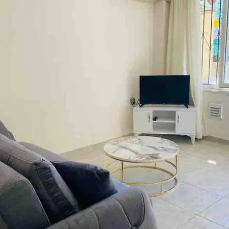 Lovely Ground Floor 2 Bedroom Apartment. דירה *