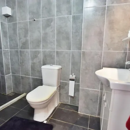 Lovely Ground Floor 2 Bedroom Apartment. דירה *